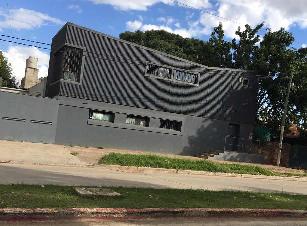 En zona comerc. de Ribera Quilmes inmueble comercial con garage en venta.