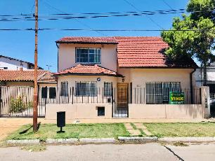 En zona barrio de Don Bosco Oeste venta de chalet sobre lote de 13.00 x 18.00.