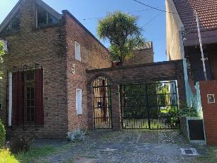Oportunidad en Quilmes Oeste Centro chalet a 2 cuadras de avenida principal en venta.