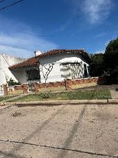 Venta de chalet de 3 ambientes oportunidad en Bernal Centro.