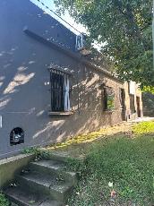 En zona barrio de Bernal Centro casa en estado bueno en venta.