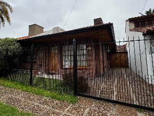 En zona barrio de Barrio Parque chalet de 23 años de antigüedad en venta.