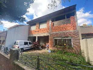 Oportunidad en Barrio Parque venta de casa en estado bueno.