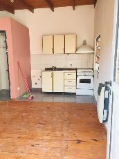 En zona barrio de Barrio Parque Bernal monoambiente en estado bueno en alquiler.