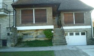 Venta de chalet en estado bueno a 5 cuadras de la estación en Barrio Parque Bernal.