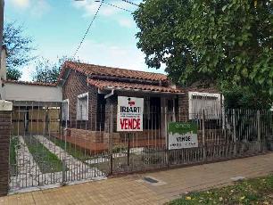 En zona resid. de Don Bosco Este chalet de 3 ambientes en venta.