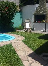 En zona barrio de Villa Cramer chalet de 2 pisos en venta.