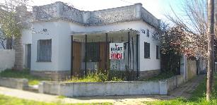 En zona barrio de Bernal Oeste casa de estilo clasico en venta.