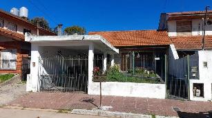 En zona barrio de Villa Cramer Bernal casa con 2 baños en venta.