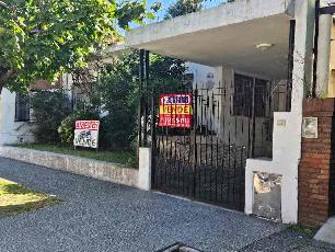 Venta de casa de 194 m² en zona barrio de Barrio Parque.