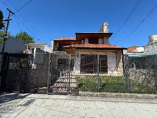 En zona barrio de Bernal Oeste casa con doble en venta.
