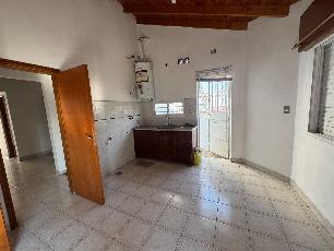 En zona barrio de Quilmes Oeste GBA Sur departamento tipo casa con simple en alquiler.