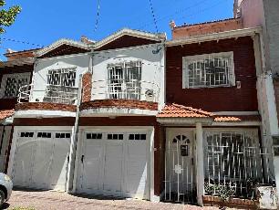 Triplex sobre lote de 5.00 x 20.00 en alquiler en zona residencial de Quilmes Oeste Centro.