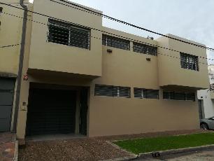 En zona resid. de Barrio Parque Bernal venta de casa apto crédito.