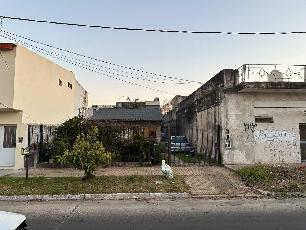 A 6 cuadras de la estación en Don Bosco Este casa a una cuadra de avenida principal en venta.