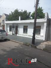 En zona barrio de Quilmes Este alquiler de casa de 65 m&sup2;.