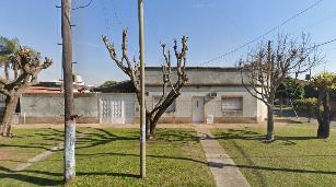 En zona barrio de Bernal Oeste casa en estado regular en venta.