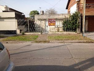 En zona barrio de Bernal Oeste venta de casa en estado regular.