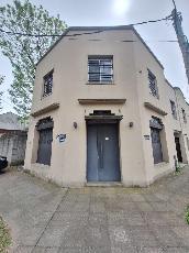Duplex con garage en alquiler en Bernal Centro.