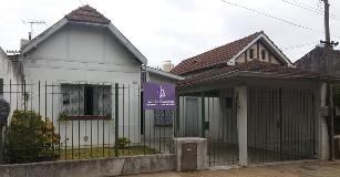En zona barrio de Quilmes Oeste Centro venta de chalet de estilo clasico.