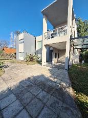 En zona bo cerr de Club de Campo Abril Argentina alquiler de casa con 4 baños.