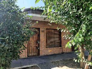 En zona barrio de Bernal Oeste casa en estado m.bueno en venta.