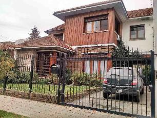 En zona barrio de Quilmes Este chalet con garage en venta.