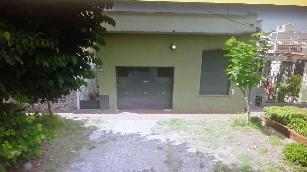 En zona barrio de Quilmes Oeste venta de casa con simple.