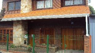 En zona barrio de Quilmes Oeste GBA Sur chalet a 3 cuadras de avenida principal en alquiler.