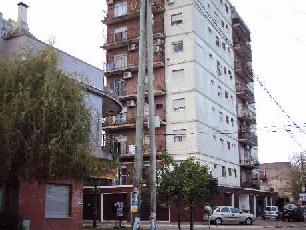 A 8 cuadras de la estación en Quilmes Oeste alquiler de departamento con 3 dormitorios.