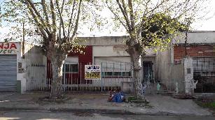 Venta de casa con entrada en zona barrio de Berazategui Este.