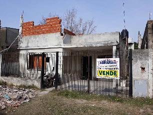 En zona barrio de Ezpeleta Oeste venta de casa en estado bueno.