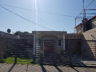 Venta de casa de 3 ambientes en zona barrio de Berazategui Este.
