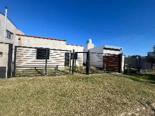 En zona barrio de Ranelagh Oeste Berazategui venta de casa con entrada.