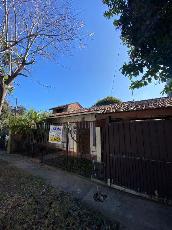 Chalet a 2 cuadras de avenida principal en venta en zona barrio de Berazategui Oeste.