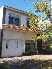 Casa a una cuadra de avenida principal en venta en zona barrio de Bernal Oeste.