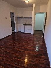 En zona com/res de Lujan Centro alquiler de departamento de 80 m&sup2;.