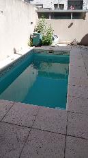 En zona comerc. de Quilmes Este GBA Sur casa ph con 3 baños en alquiler.