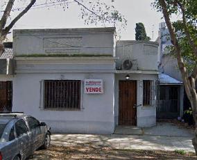 En zona residencial de Quilmes Oeste Centro GBA Sur casa a 2 cuadras de avenida principal en venta.