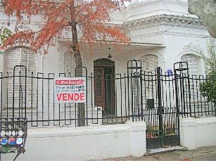 Oportunidad en Bernal Centro chalet con 2 baños en venta.