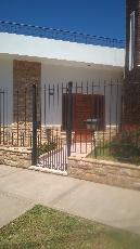 En zona barrio de Don Bosco Oeste Quilmes casa de 30 años de antigüedad en venta.