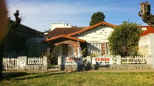 Chalet sobre lote de 13.00 x 49.00 en venta en zona barrio de Bernal Oeste.