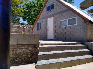 En zona barrio de Quilmes Este venta de casa para 2 familias de estilo alpino.