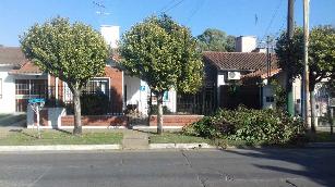 En zona resid. de Ezpeleta Este Argentina venta de chalet sobre lote de 10.00 x 25.38.