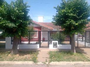 En zona barrio de Ezpeleta Este venta de casa apto crédito.