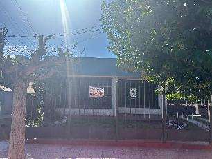 En zona barrio de Quilmes Oeste Argentina casa de 3 ambientes en venta.