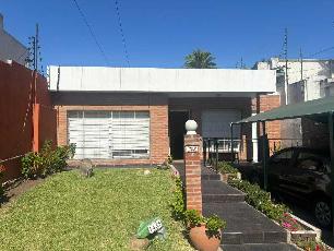 En Quilmes Centro casa con 2 baños en venta.