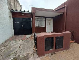 En zona barrio de Moron Sur casa de estilo clasico en venta.