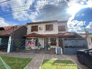 En zona resid. de Moron Sur casa a una cuadra de avenida principal en venta.