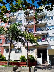 En zona resid. de Ramos Mejia Sur departamento en estado m.bueno en alquiler.